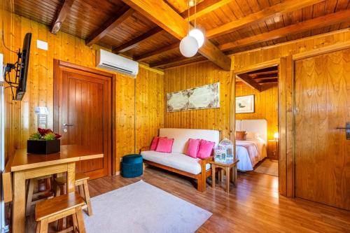 Ruang duduk di Chalets do Toleiro