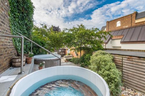 リッチモンド・アポン・テムズにあるHarbour Hotel & Spa Richmondの家の裏庭のバスタブ