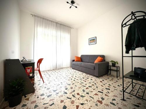 サレルノにあるNonna Ida homeのソファと窓のあるリビングルーム