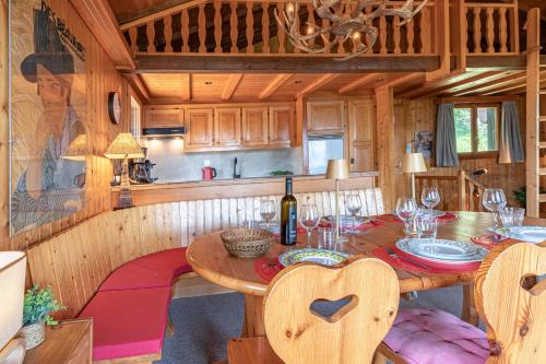 a dining room with a table in a cabin at Le Petit Renard MOUNTAIN & QUIET 7 pers in Vex