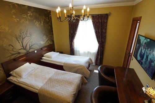 a hotel room with two beds and a window at Ränduri Guesthouse in Võru