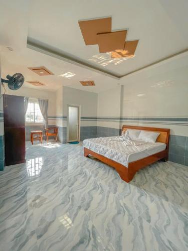 a large bedroom with a bed and a ceiling at Mỹ Lệ Motel in Ho Tram