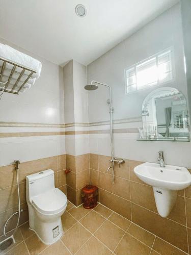 a bathroom with a toilet and a sink at Mỹ Lệ Motel in Ho Tram
