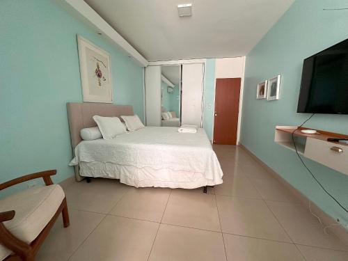 a small room with a bed and a tv at Casa Modernista - Aluguel de Suítes in Brasilia
