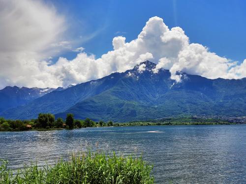 a mountain in the distance with a body of water at Casa Margherita Top in Sorico