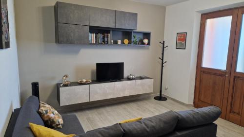 a living room with a couch and a television at Casa Morena in Montecarlo