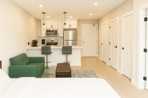 un soggiorno con un letto e una cucina di Luxury Stay for NYC visit Jersey City 7 Min Walk NYC Train Station a Jersey City