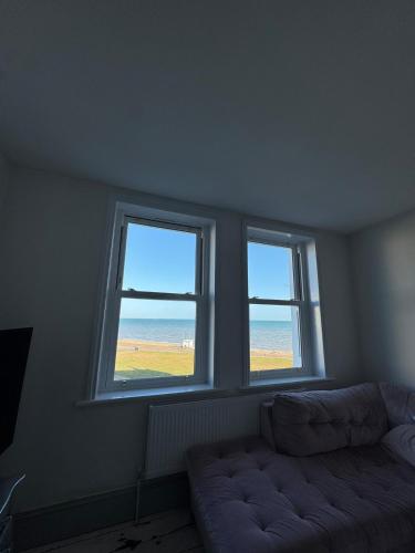 Posezení v ubytování Bexhill Beach Apartment