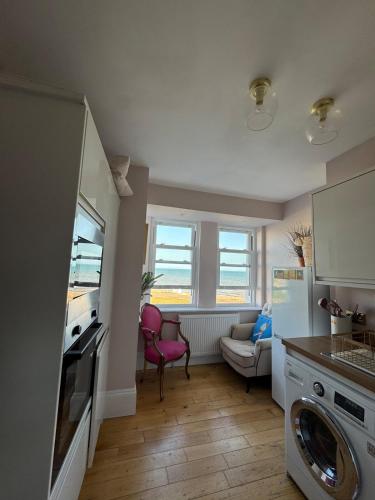 Kuchyň nebo kuchyňský kout v ubytování Bexhill Beach Apartment