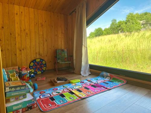 a room with a window and a rug on the floor at Varadeo Hill Resort in Şuncuiuş