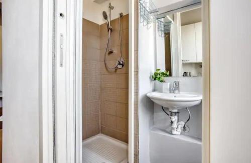 Ένα μπάνιο στο Monolocale in Centro Milano - AC - WiFi