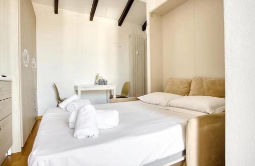 Ένα ή περισσότερα κρεβάτια σε δωμάτιο στο Monolocale in Centro Milano - AC - WiFi