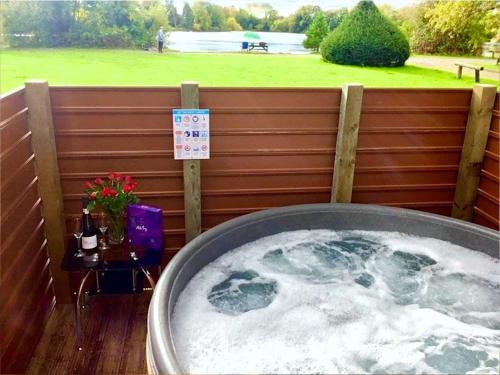 Willow Lodge 13 Hot Tub photo 10