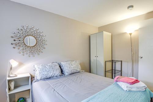 哥伦比亚Less Than 25 Mi to Downtown Baltimore and DC Apt with Deck的卧室里有一张床，墙上有一面镜子