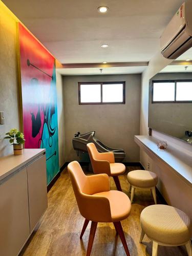 a waiting room with chairs and a sink at (1209)Studio com vista panorâmica mar in São Luís