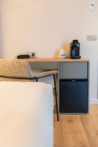 a wooden desk with a microwave on top of it at Hotel Los Pasiegos in Hoznayo