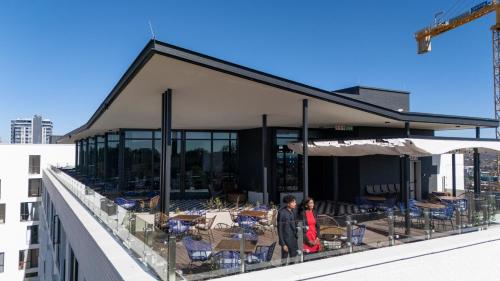 En balkon eller terrasse på One Rosebank Executive Apartment Hotel