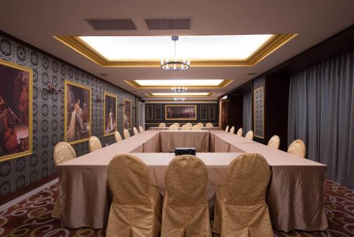 a conference room with a long table and chairs at Lake Hotel in Xindian