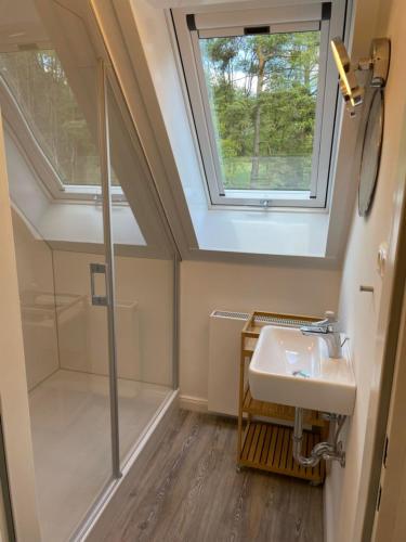 a bathroom with a sink and a skylight at Am Grasengrundsberg in Soltau