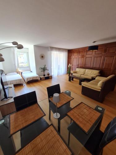 d'un salon avec des tables et des chaises. dans l'établissement T2, balcon, centre et lac, garage, 73m2, calme chic, à Annecy