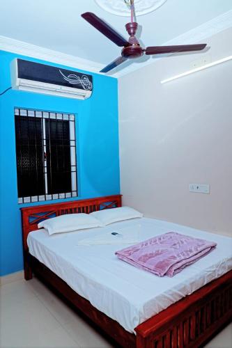 Ένα ή περισσότερα κρεβάτια σε δωμάτιο στο Yathra Homes Kanchipuram
