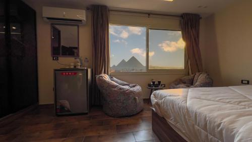 Giường trong phòng chung tại Rotana Pyramids View