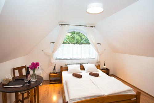 Кровать или кровати в номере Gościniec Pięciu Stawów