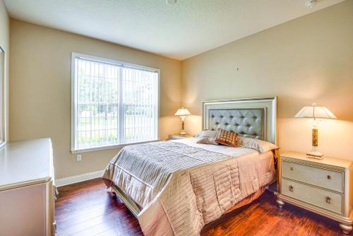 Postel nebo postele na pokoji v ubytování Family Home Less Than 10 Mi to Flagler Beach WFH Ready!