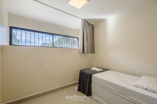 a bedroom with a bed and a window at Apto de 2Q, completo, Asa Norte - CGS0002 in Brasilia