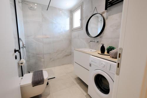 イアリソスにあるOlympian Apartmentsの洗濯機と洗面台を備えたバスルーム