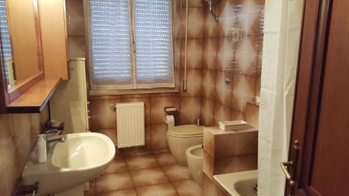 Baño pequeño con lavabo y aseo en Casa Vacanze Nonna Giò, en Tuscania