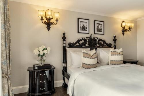 a bedroom with a bed with two pillows on it at Hotel Bardot Boutique in Panama City