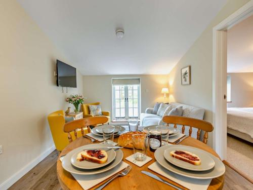TV a/nebo společenská místnost v ubytování 2 Bed in Barnstaple 5mls N 93023