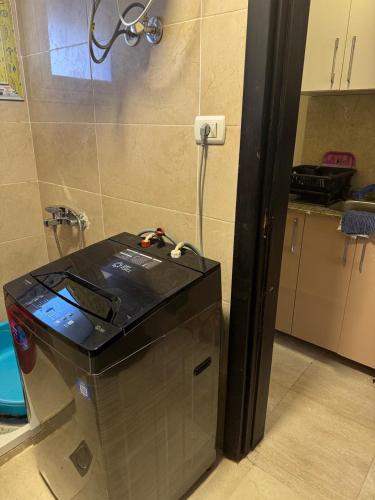 a room with a cash register in a kitchen at Aqua View Studio in Dawwār Abū Maḩrūs