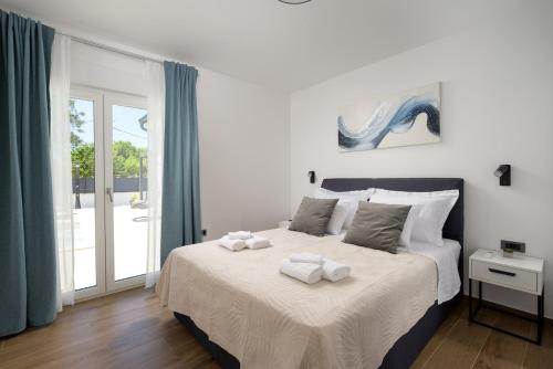 Un dormitorio con una cama con dos toallas encima. en Villa Suri by Istrialux, en Svetvinčenat