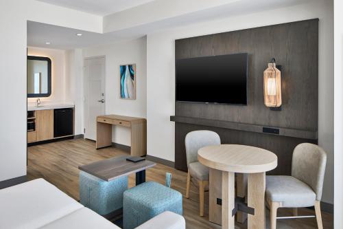 TV o dispositivi per l'intrattenimento presso Embassy Suites By Hilton Gulf Shores Beach Resort