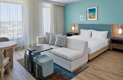 Letto o letti in una camera di Embassy Suites By Hilton Gulf Shores Beach Resort