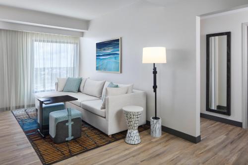 Area soggiorno di Embassy Suites By Hilton Gulf Shores Beach Resort
