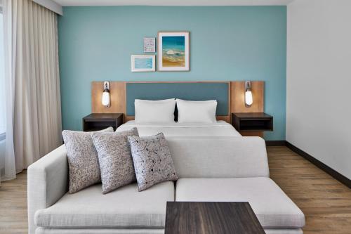 Area soggiorno di Embassy Suites By Hilton Gulf Shores Beach Resort