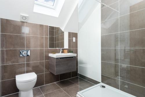 Koupelna v ubytování The Summer House HM101 Lower Mill Cotswolds