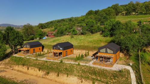 an overhead view of three houses on a hill at Varadeo Hill Resort in Şuncuiuş