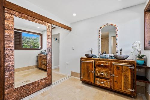 Gambar di galeri bagi Large Beach Retreat with Ocean Breeze & Style di Hastings Point