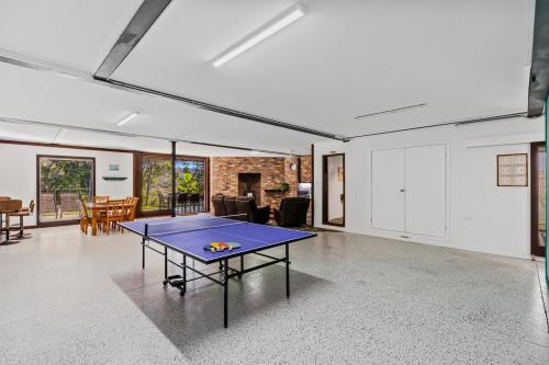 Kemudahan pingpong di Large Beach Retreat with Ocean Breeze & Style atau berdekatan