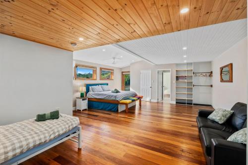 Katil atau katil-katil dalam bilik di Large Beach Retreat with Ocean Breeze & Style