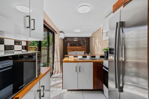 Dapur atau dapur kecil di Large Beach Retreat with Ocean Breeze & Style