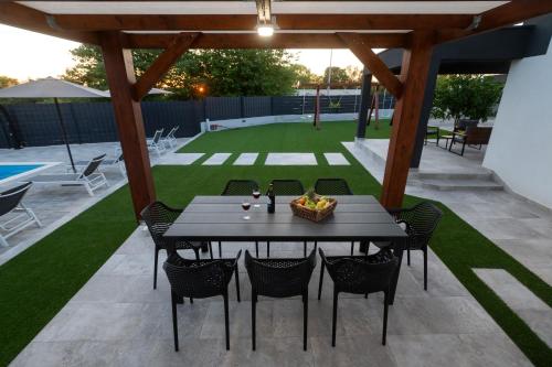 Αίθριο ή υπαίθριος χώρος στο LUX VILLA DUJAM with a swimming pool near Zadar