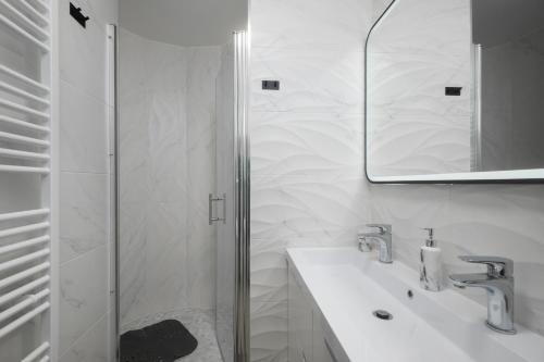 Ένα μπάνιο στο LUX VILLA DUJAM with a swimming pool near Zadar