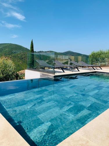 - une piscine dans une villa avec vue dans l'établissement Villa Fleur Oranger Issambres, vue mer, 15mn plage, aux Issambres