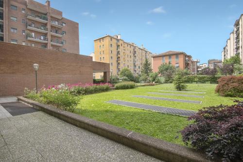 Taman di luar Lambrate Suite - 200 meters from the Station