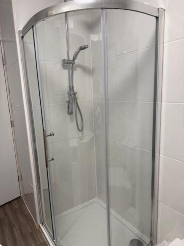 Bilik mandi di Ground Floor Beachside Apartment